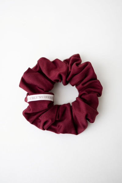 Ein Scrunchie aus weichem Bambus Stoff in kräftigem Bordeaux von Curly N Covered vor weißem Hintergrund