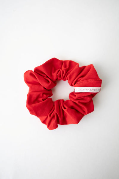 Ein Scrunchie aus weichem Bambus Stoff in Mohnrot von Curly N Covered vor weißem Hintergrund