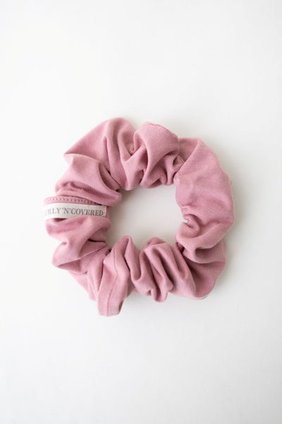 Ein Scrunchie aus weichem Bambus Stoff in Rosa von Curly N Covered vor weißem Hintergrund