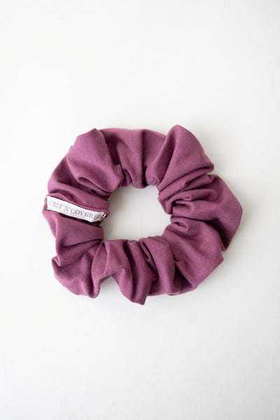 Ein Scrunchie aus weichem Bambus Stoff in Rot von Curly N Covered vor weißem Hintergrund