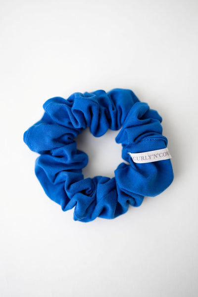 Ein Scrunchie aus weichem Bambus Stoff in Royalblau von Curly N Covered vor weißem Hintergrund