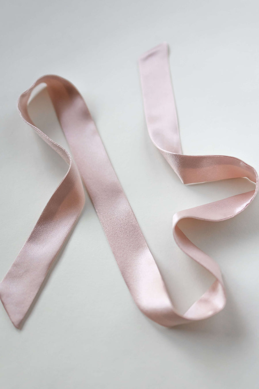 Seidenschal aus reiner Maulbeerseide in rosa von Curly N Covered vor weißem Hintergrund ausgelegt