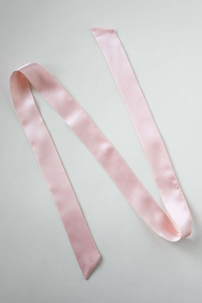 Seidenschal aus reiner Seide in rosa von Curly N Covered vor weißem Hintergrund ausgelegt
