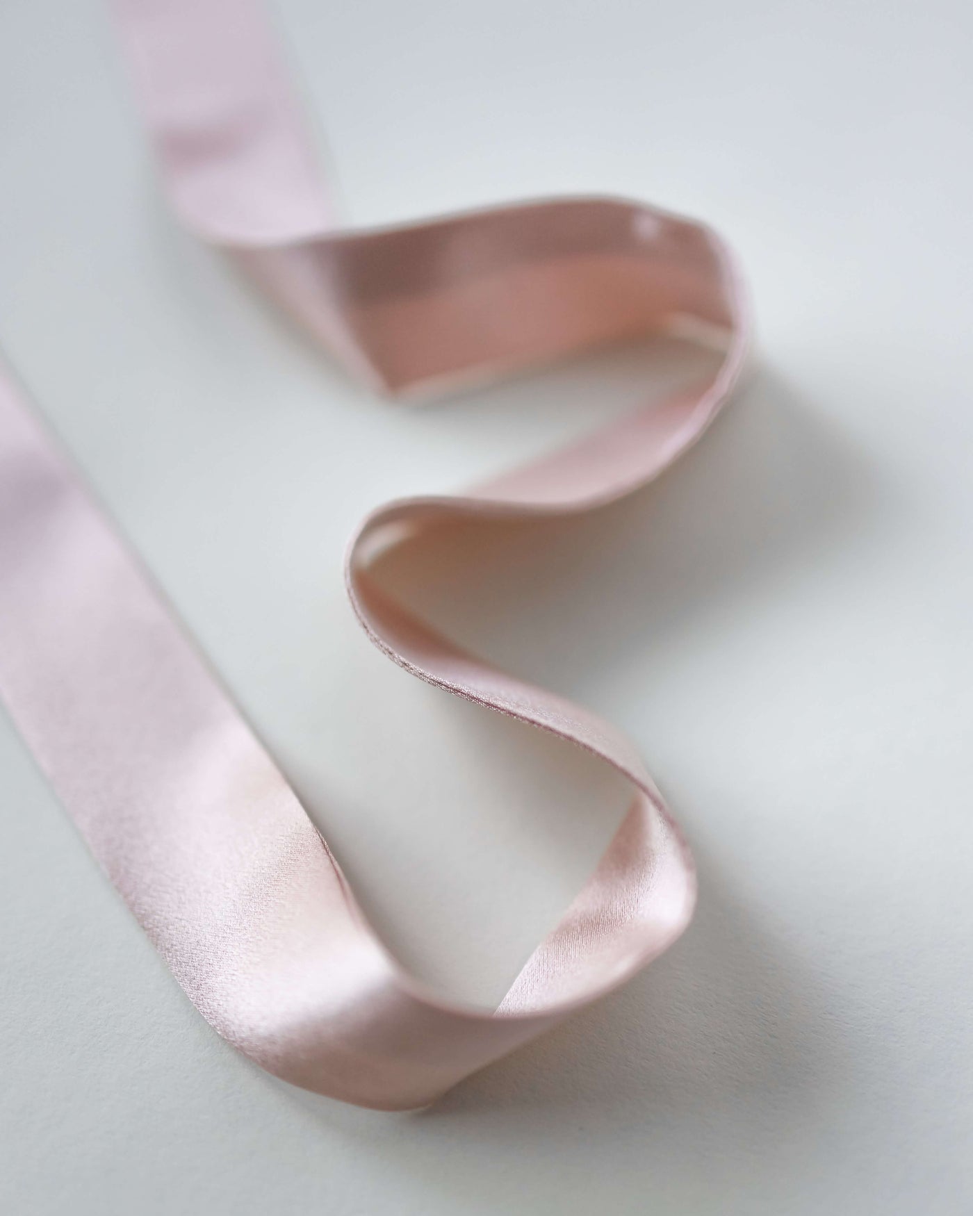 Detailaufnahme der Naht eines Seidenschals aus reiner Maulbeerseide in rosa von Curly'N'Covered vor weißem Hintergrund