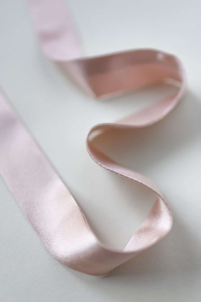 Detailaufnahme der Naht eines Seidenschals aus reiner Maulbeerseide in rosa von Curly N Covered vor weißem Hintergrund
