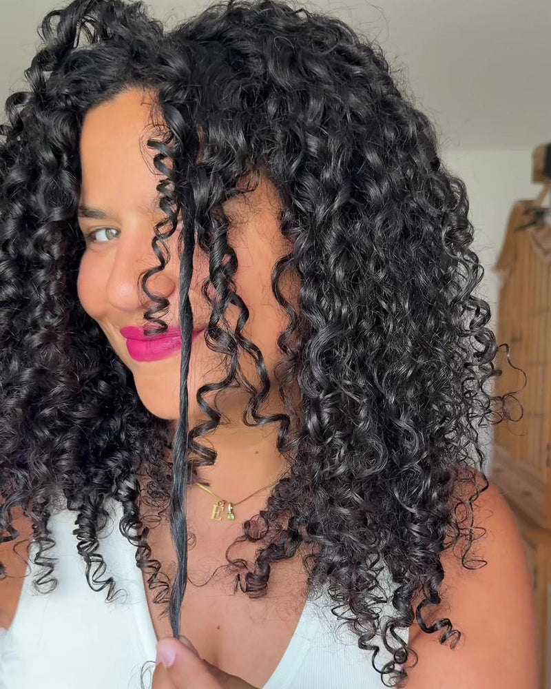 Definierte, springende Locke nach dem Plopping mit dem Locken Handtuch von Curly N Covered