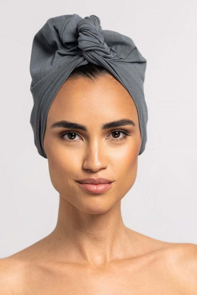 Bildschöne Frau trägt graues Bambus Turban Handtuch von CURLY N COVERED als Turban gewickelt, perfekt für die Plopping Methode