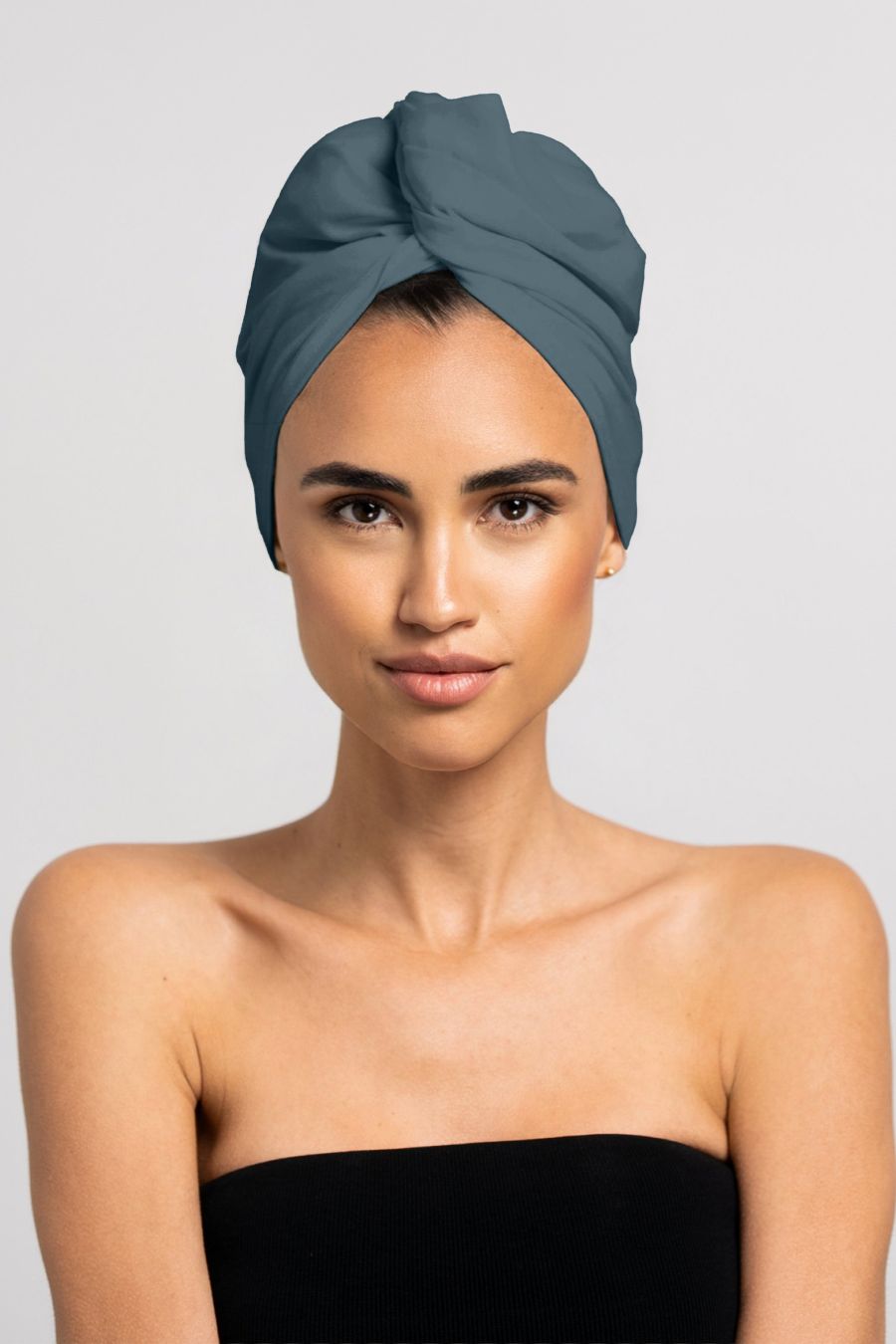 Bildschöne Frau trägt stahlblaues Bambus Turban Handtuch von CURLY N COVERED als Turban gewickelt, perfekt für die Plopping Methode