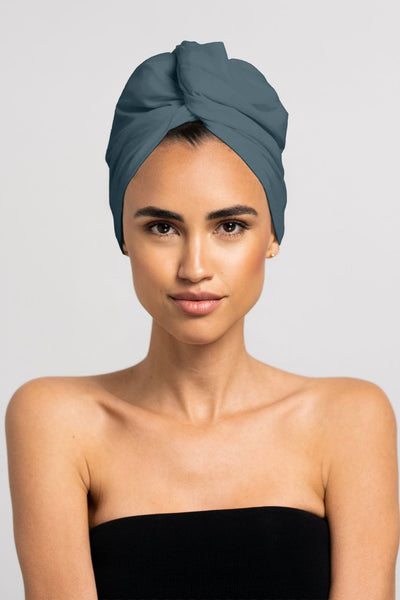 Bildschöne Frau trägt stahlblaues Bambus Turban Handtuch von CURLY N COVERED als Turban gewickelt, perfekt für die Plopping Methode