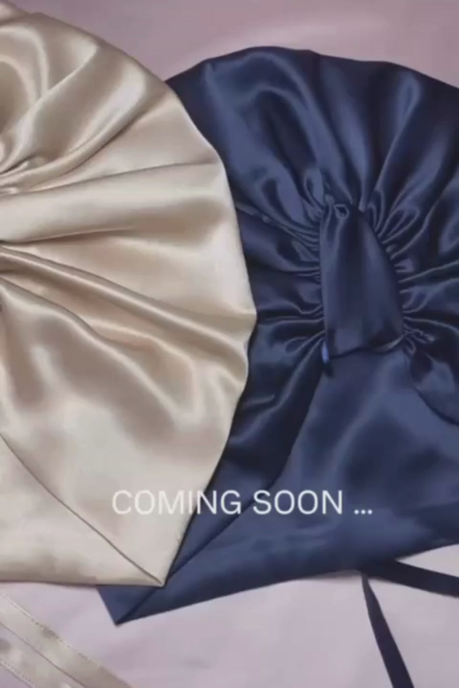 Drei Seidenturbane in Sand, Marineblau und Schwarz von Curly N Covered mit überarbeitetem Design, jetzt zum Binden und ohne Gummizug und somit anpassbar an jeden Kopfumfang für angenehmen Tragekomfort.