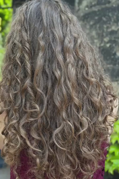 Vorher Nachher Vergleich eines Lockenkopfes vor und nach dem Haare ploppen mit einem Bambus Handtuch von Curly N Covered