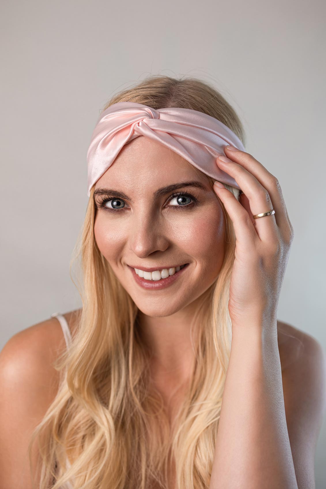 Twisted Headband (Silk) – Verdrehtes Stirnband 100% Seide 22 Momme Grad 6A - 100% Maulbeerseide Zartrosa / zur Schlaufe verdreht