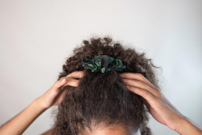 Scrunchie (Silk Crepe) – Haargummi aus Crepe Georgette Seide – grüne Blätter - Crepeseide