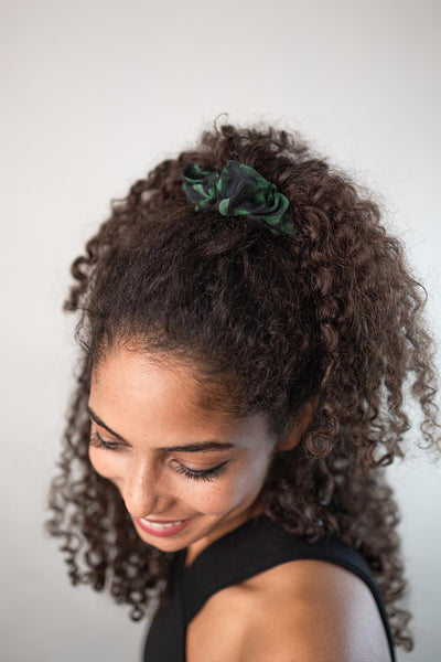 Scrunchie (Silk Crepe) – Haargummi aus Crepe Georgette Seide – grüne Blätter - Crepeseide M