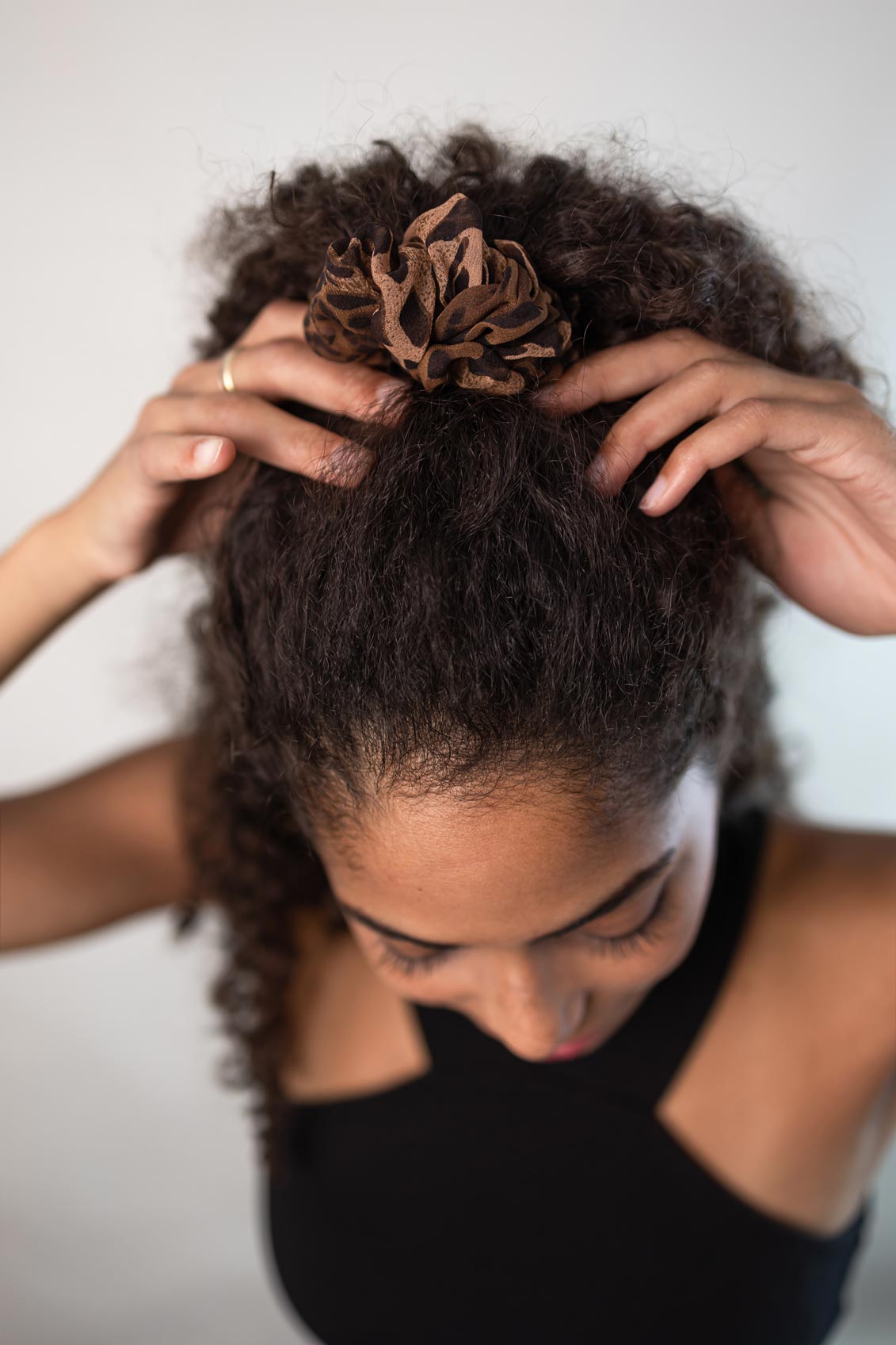 Scrunchie (Silk Chiffon) – Haargummi aus Seidenchiffon – Leopard Print - Baumwollseide M