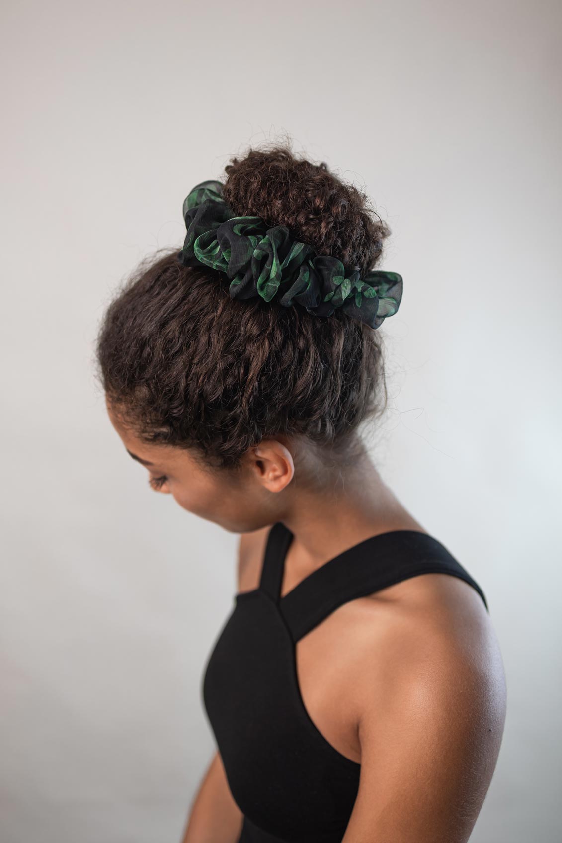 Scrunchie (Silk Crepe) – Haargummi aus Crepe Georgette Seide – grüne Blätter - Crepeseide XXL