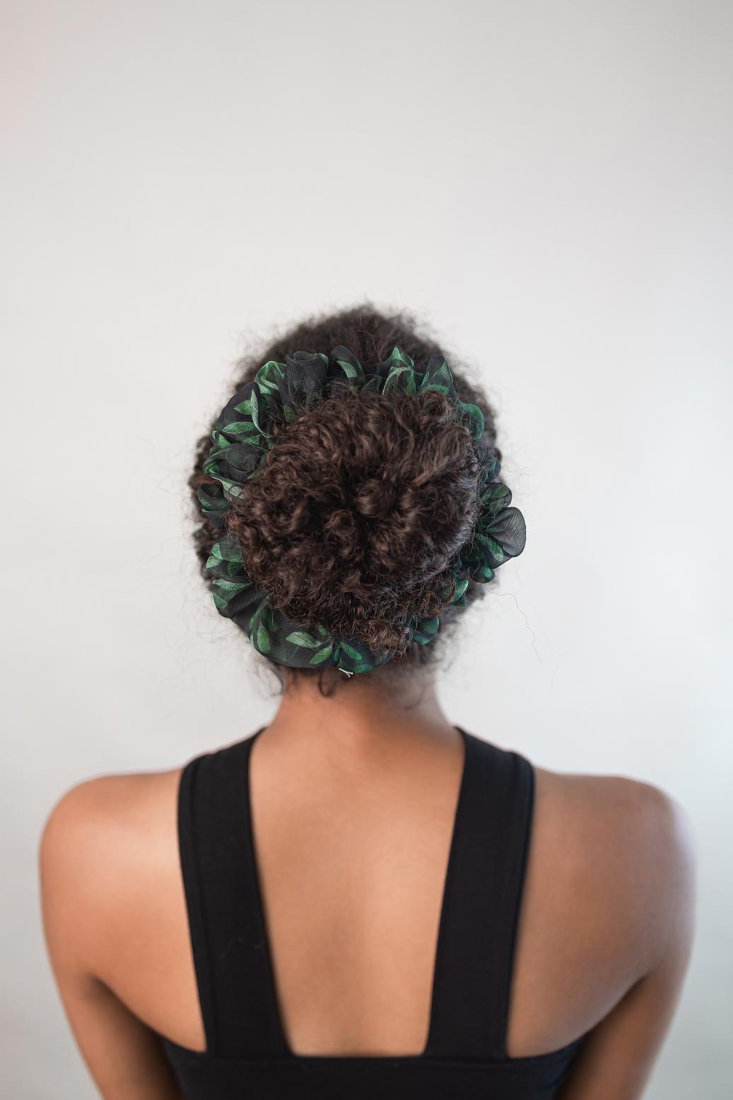 Scrunchie (Silk Crepe) – Haargummi aus Crepe Georgette Seide – grüne Blätter - Crepeseide