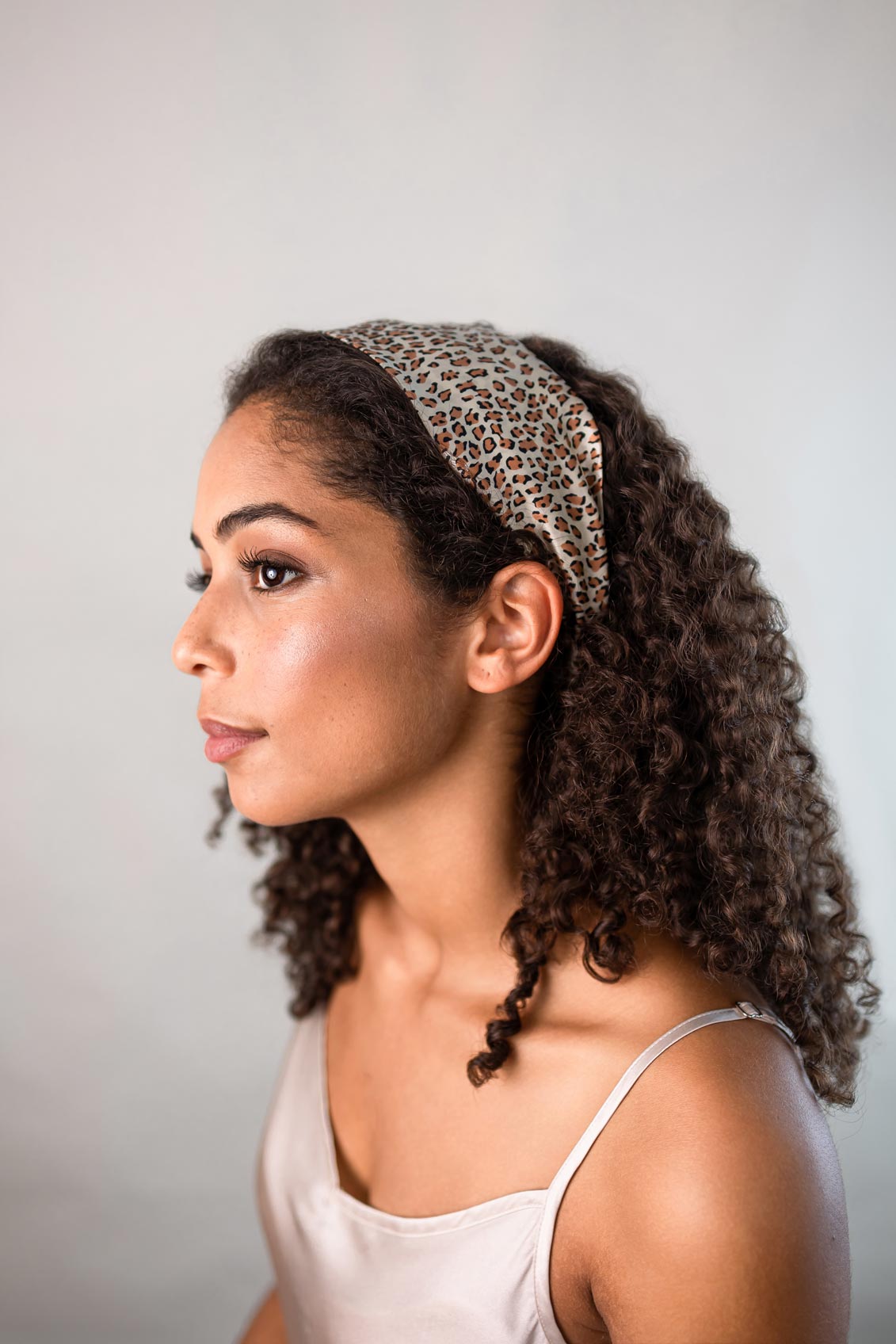 Smooth Leo Headband (Silk Satin) – Glattes Stirnband mit Leo-Muster aus 100% Seidensatin - 100% Maulbeerseide