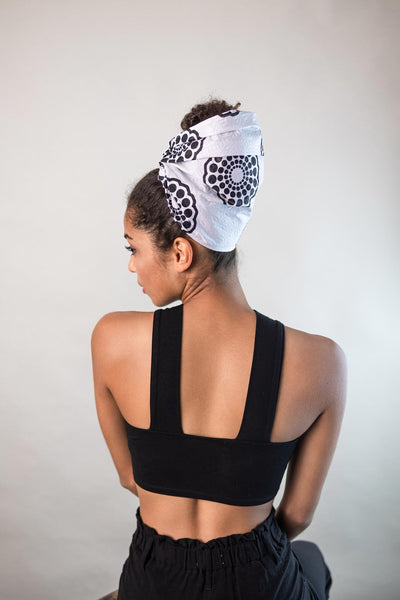 Afrikanisches Wax-Print Kopftuch in der Größe 30x85 von Curly'N'Covered aus Baumwolle in einem schwarz-weißen Muster