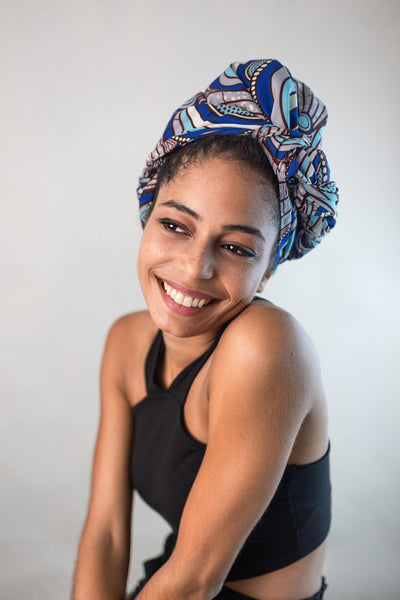 Afrikanisches Wax-Print Kopftuch in der Größe 58x180 von Curly'N'Covered aus Baumwolle in einem Muster aus weißen, blauen und türkisen Farben