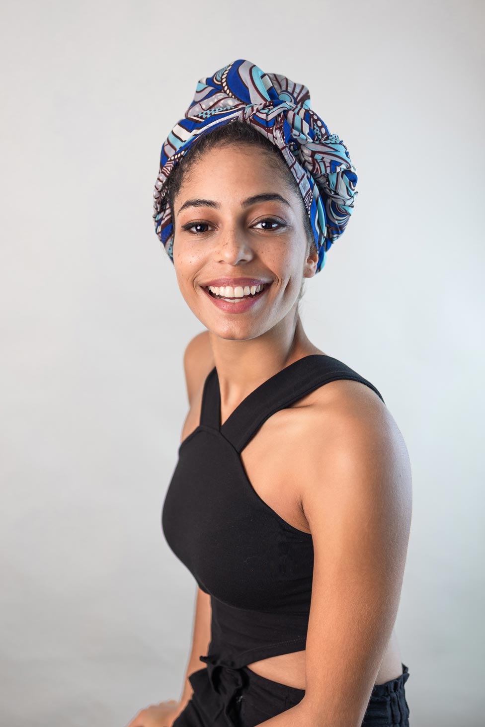 Afrikanisches Wax-Print Kopftuch in der Größe 58x180 von Curly'N'Covered aus Baumwolle in einem Muster aus weißen, blauen und türkisen Farben