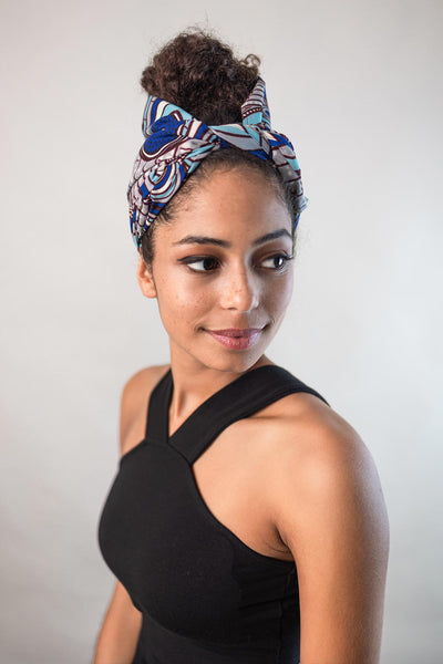 Afrikanisches Wax-Print Kopftuch in der Größe 30x85 von Curly'N'Covered aus Baumwolle in einem Muster aus weißen, blauen und türkisen Farben