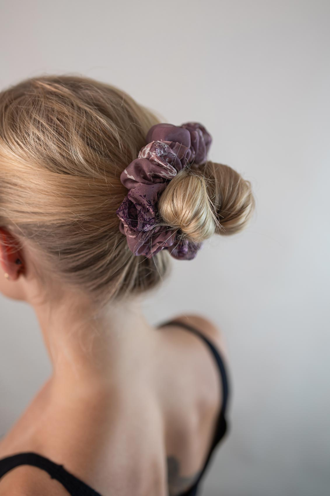 Dutt mit blonden, glatten Haaren, zusammengebunden von einem Scrunchie Größe M aus Crepe Georgette von Curly'N'Covered mit floralem Blütenmuster