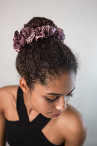 Lockerer Zopf mit dunklen lockigen Haaren, zusammengehalten von einem Scrunchie Größe XXL aus Crepe Georgette von Curly'N'Covered mit floralem Blütenmuster