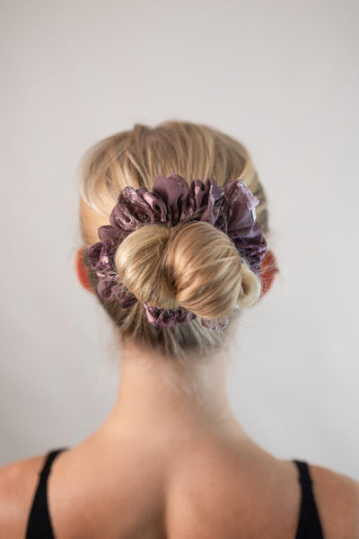 Dutt mit blonden, glatten Haaren, zusammengebunden von einem Scrunchie Größe M aus Crepe Georgette von Curly'N'Covered mit floralem Blütenmuster