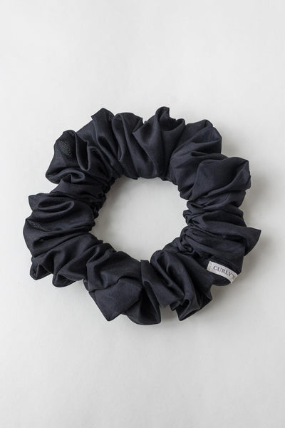Scrunchie aus Baumwollseide von Curly'N'Covered in der Farbe Schwarz